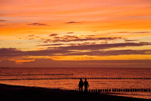 couple sunset sea