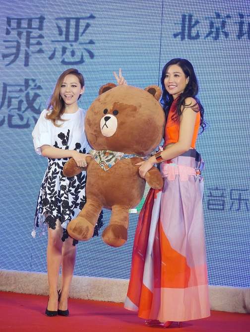 「天生歌姬」Ａ-Lin《罪惡感》專輯北京發片記者會  張靚穎送上熊抱祝福　A-Lin回送手帕宣言結為閨密　