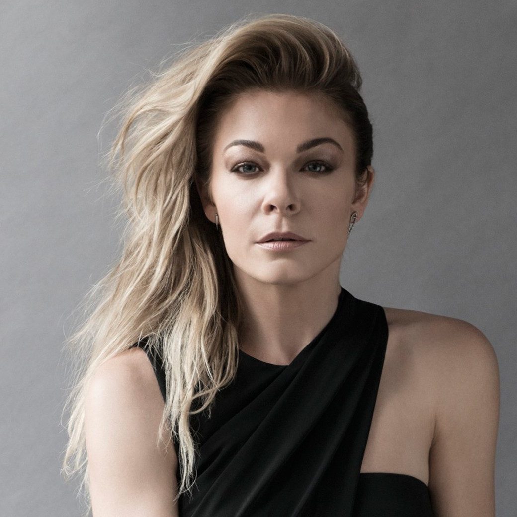 LeAnn Rimes signs a worldwide deal with RCA UK