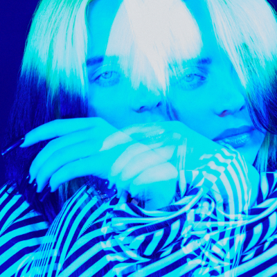 Billie Eilish in Neon-Farben.