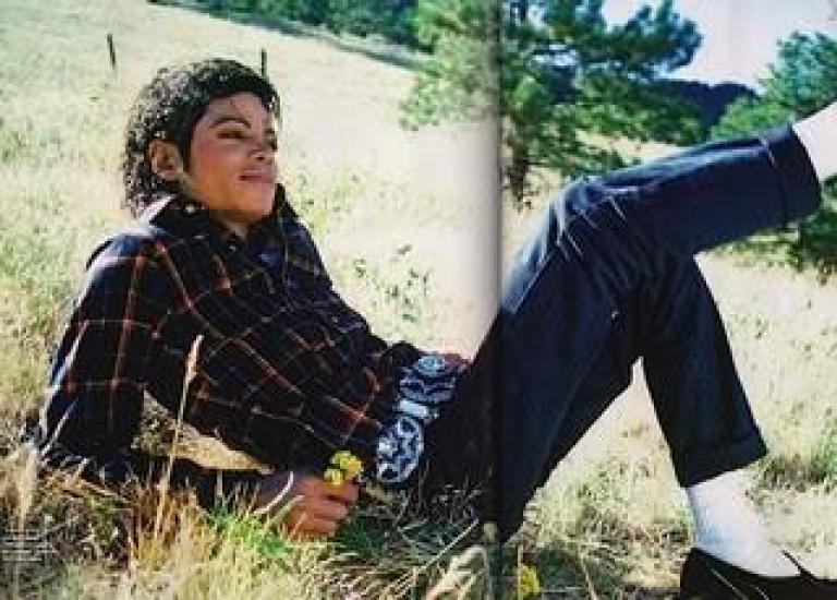 the king of pop just relaxing in teh warmth of teh summer’s sun