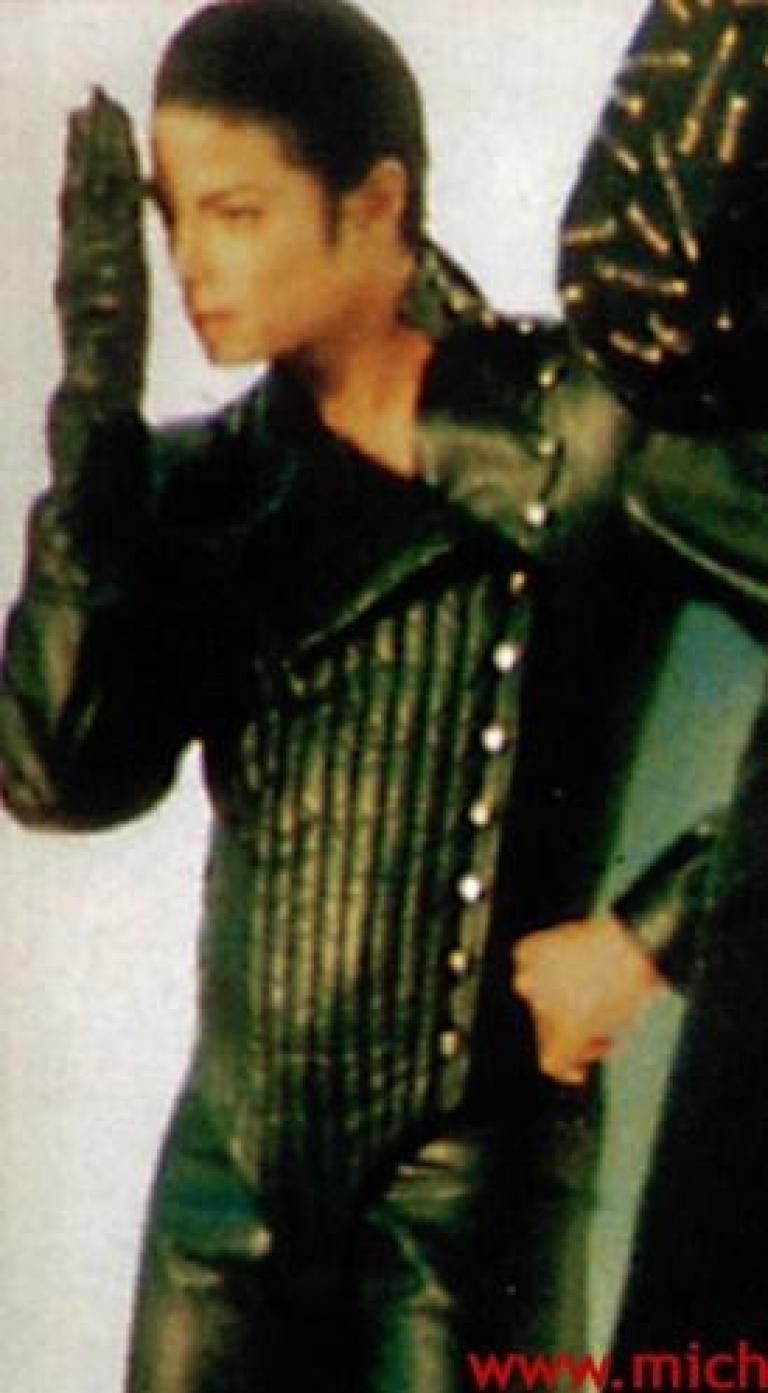 Michael is sooo hot in black!!!!!!