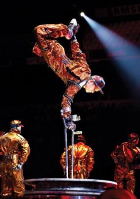 A Cirque du Soleil “Michael Jackson THE IMMORTAL World Tour” premierjére a New York-i Madison Square Gardenben került sor