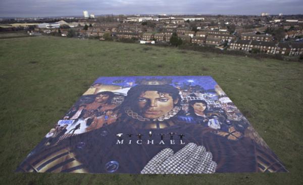 Nézd meg a Guinness Rekordot döntő Michael Jackson plakát kihelyezését!