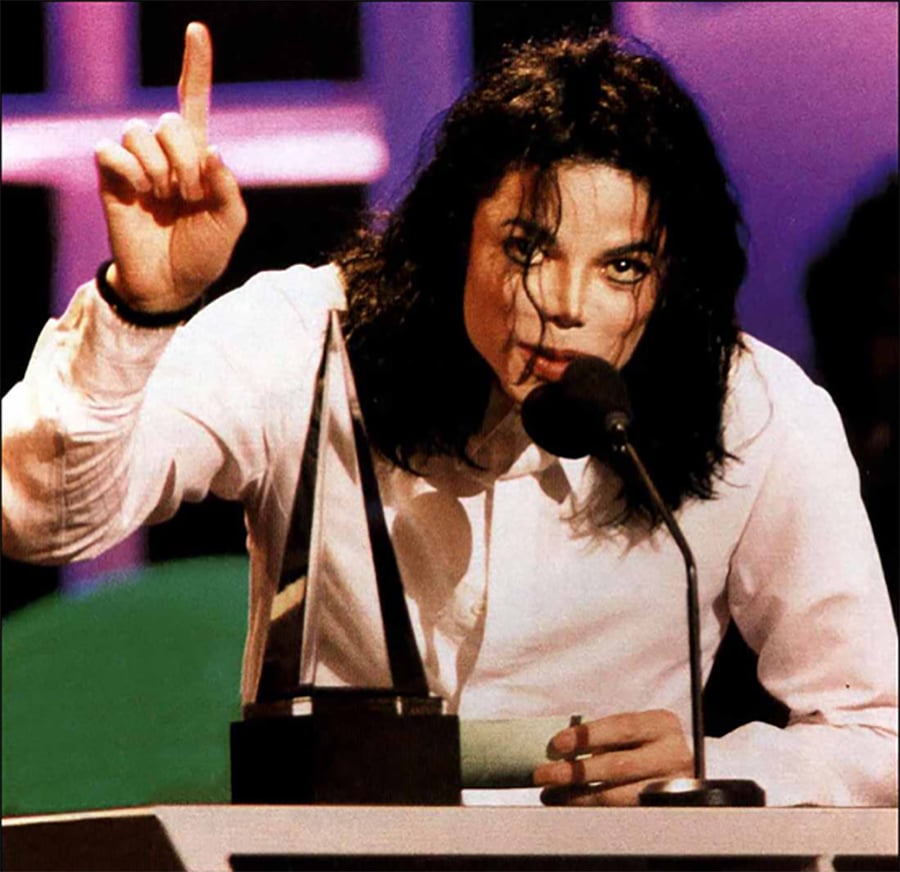 MJ Won The First AMA International Artist Award In 1993