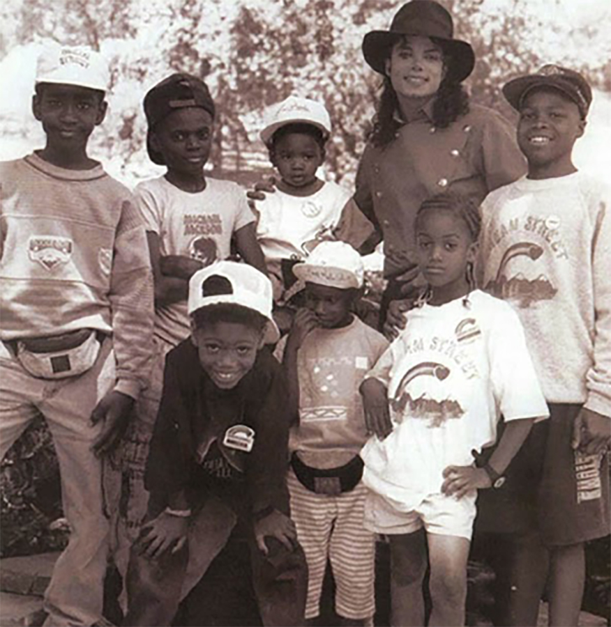 Im Jahr 1990 begrüßte MJ Kinder von der Project Dream Street auf seiner Neverland Ranch