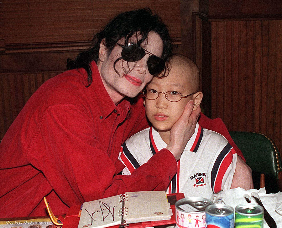 Michael Jackson visits cancer patient Lim Jae-Heonon at Bennigan's restaurant in Seoul, South Korea, June 23, 1999