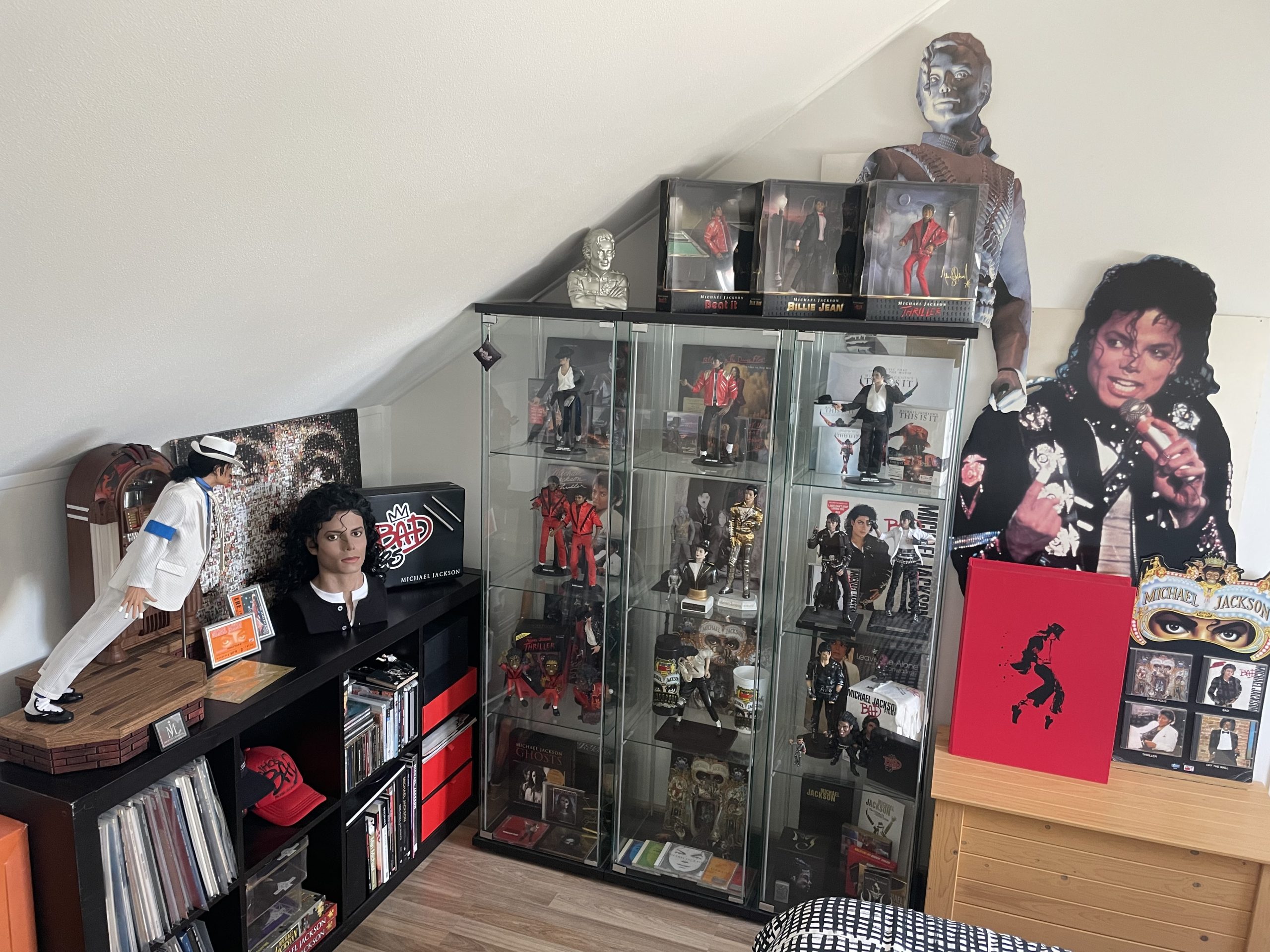 Collection From The Netherlands Michael Jackson Official Site   B52d05f7eb0a2584789cb7950ddd8b24 Scaled 