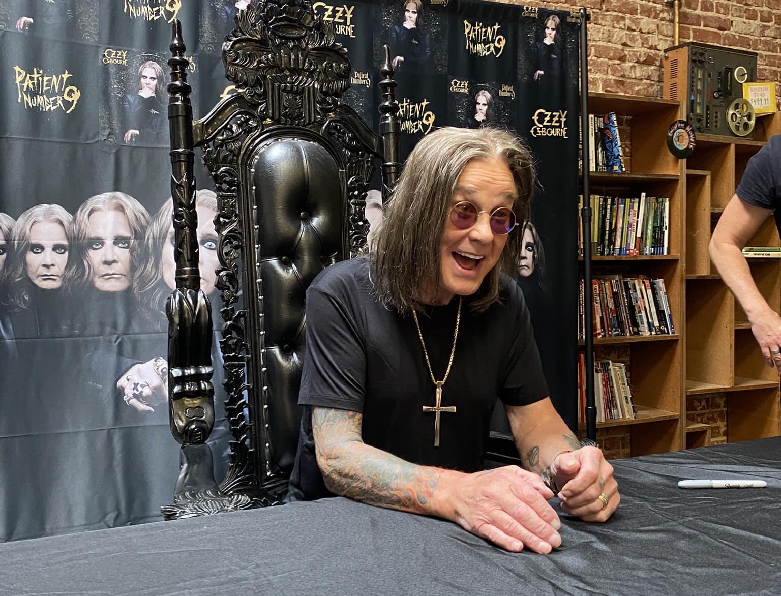 220912_ozzy_signing