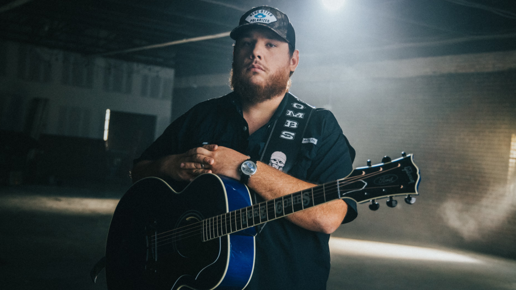 LUKE COMBS WINS ENTERTAINER OF THE YEAR AT 55TH ANNUAL CMA AWARDS (Audio & Video)