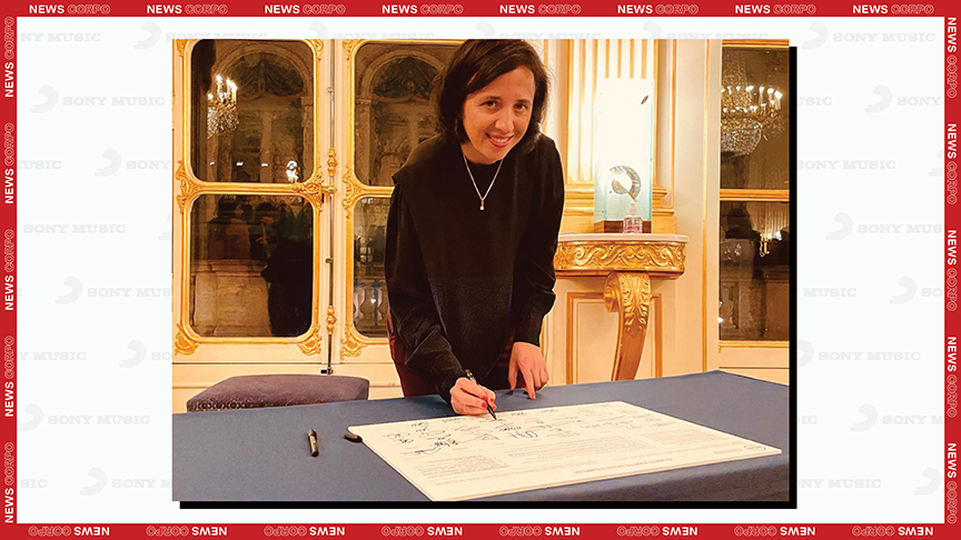 Marie-Anne Robert signe la charte « Parité - mode d’emploi » au ministère de la Culture le 9 mars 2022.