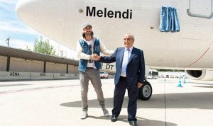 Air Europa bautiza un avión 737-800 con el nombre del cantante Melendi