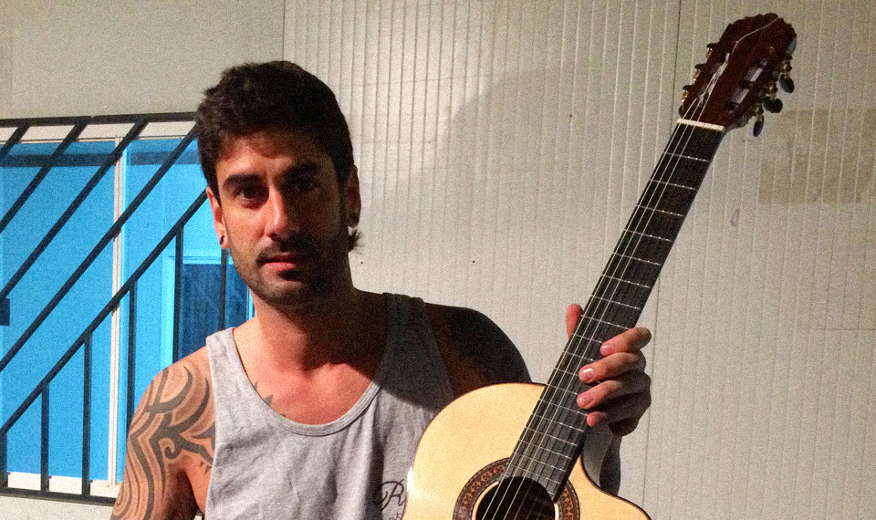 Melendi sortea una guitarra por el lanzamiento de su web